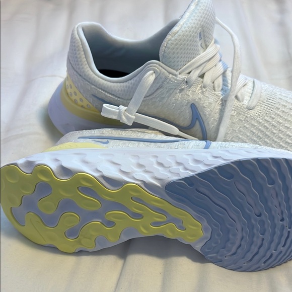 Nike White and Light Yellow Running Shoes - Picture 6 of 8